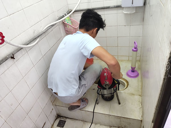 望江管道堵塞冒臭气 专业师傅现场解决问题