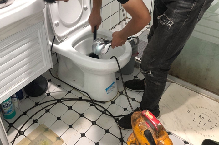 望江马桶堵塞自己疏通还是找师傅?专业上门服务让你省时更省心